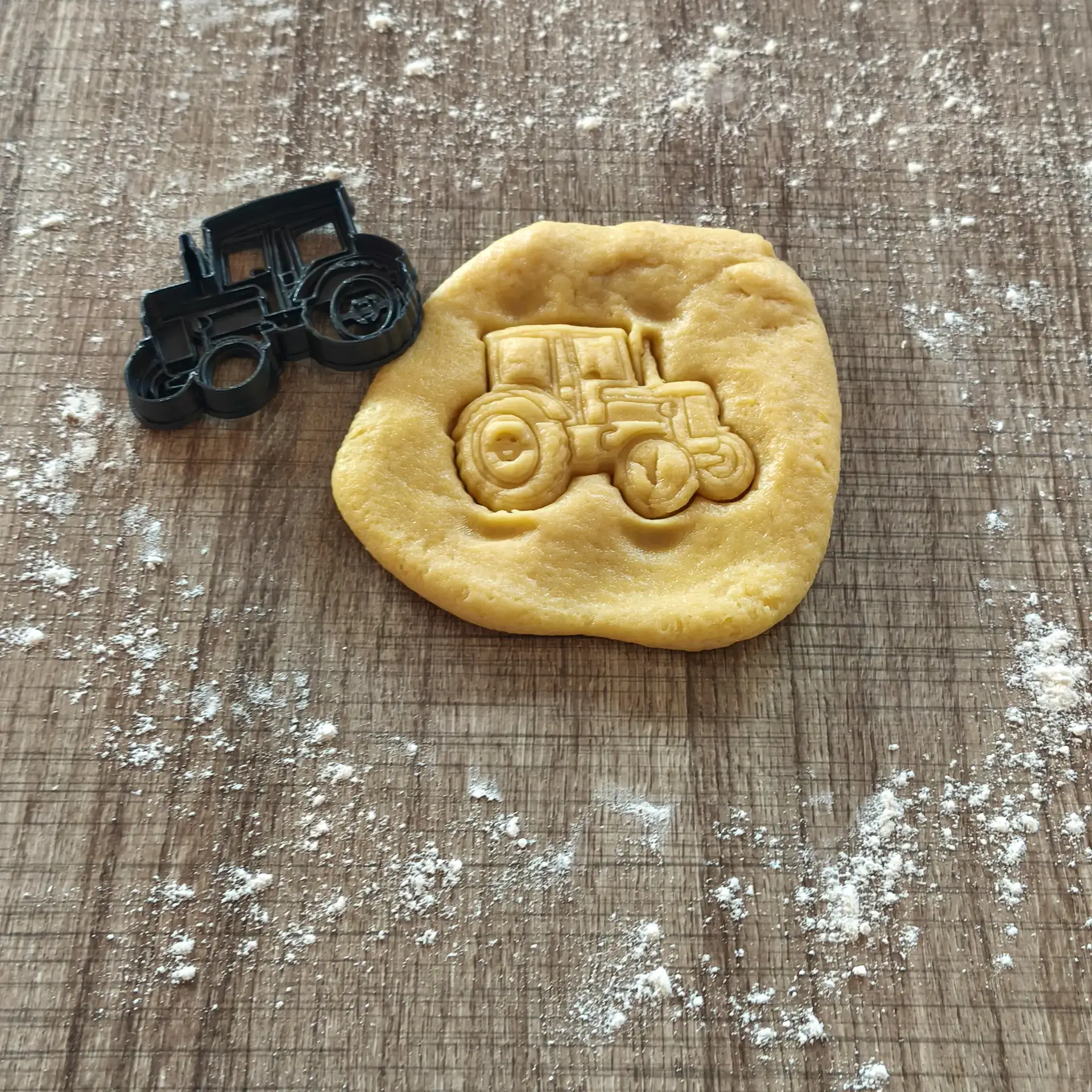 Traktor mit Kabine Ausstecher | Robuste Keksform für Kindergeburtstage Traktor mit Kabine Ausstecher | Robuste Keksform für Kindergeburtstage