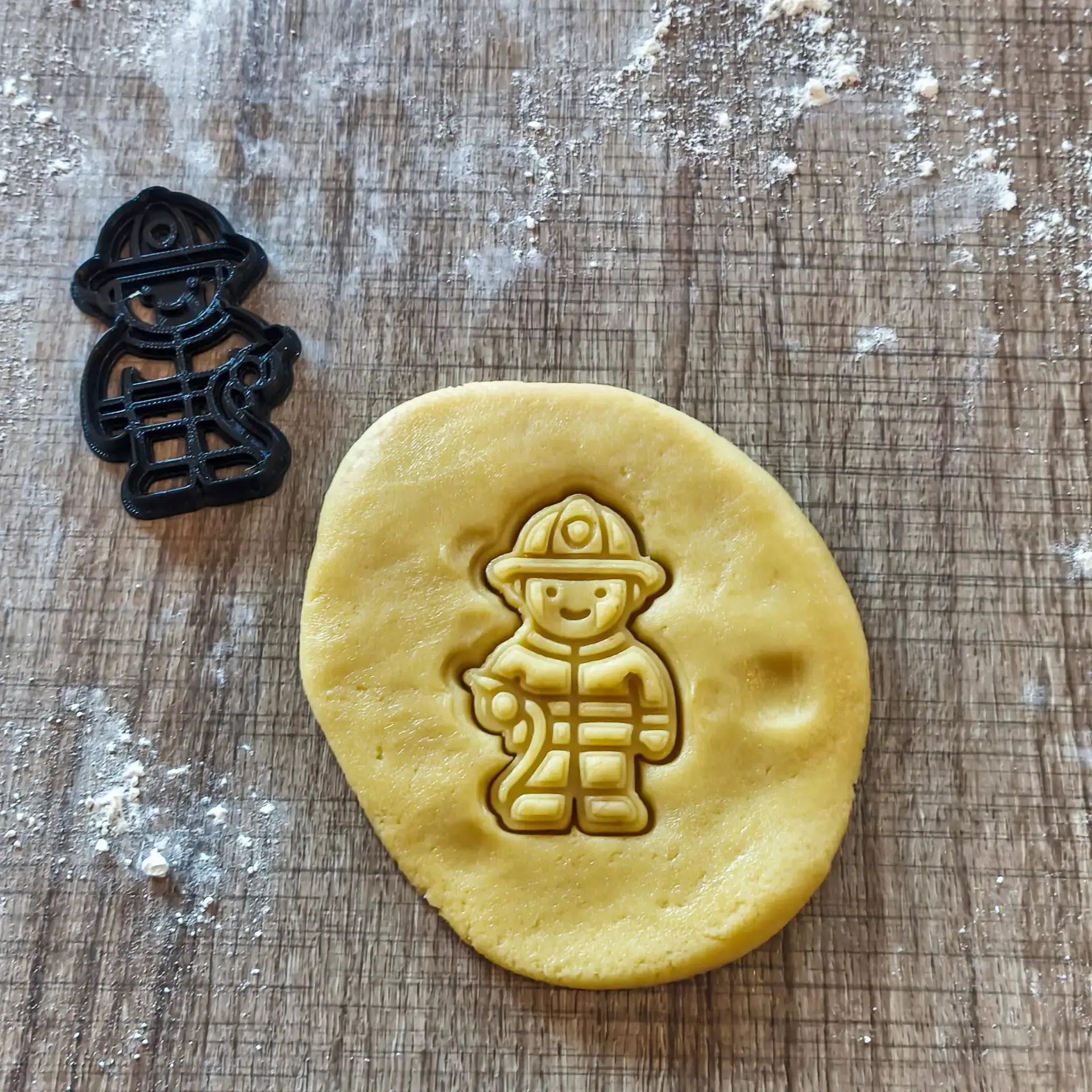 Feuerwehrmann Ausstecher | Originelle Keksform für Kindergeburtstage Feuerwehrmann Ausstecher | Originelle Keksform für Kindergeburtstage